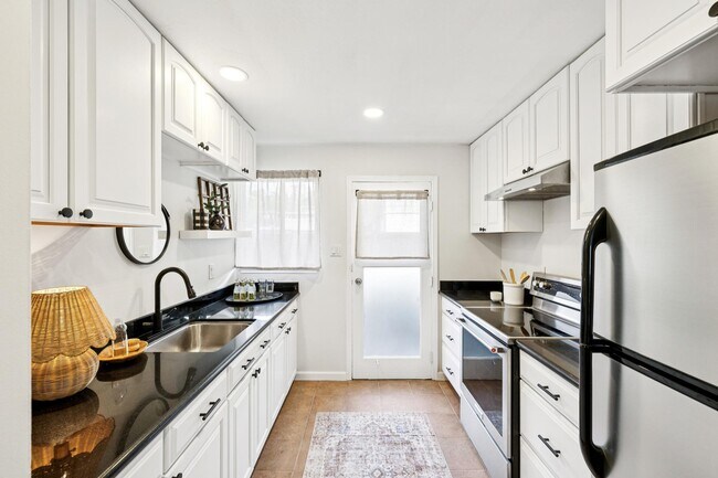 Building Photo - Pixley