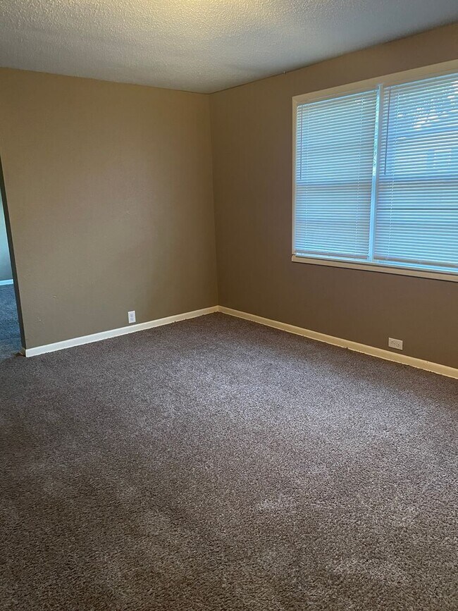 Building Photo - NOW AVAILABLE! RENT READY!! LET'S GET MOVING!