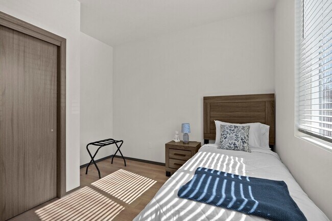 Building Photo - NEWLY RENOVATED 2 BEDROOM HOME.