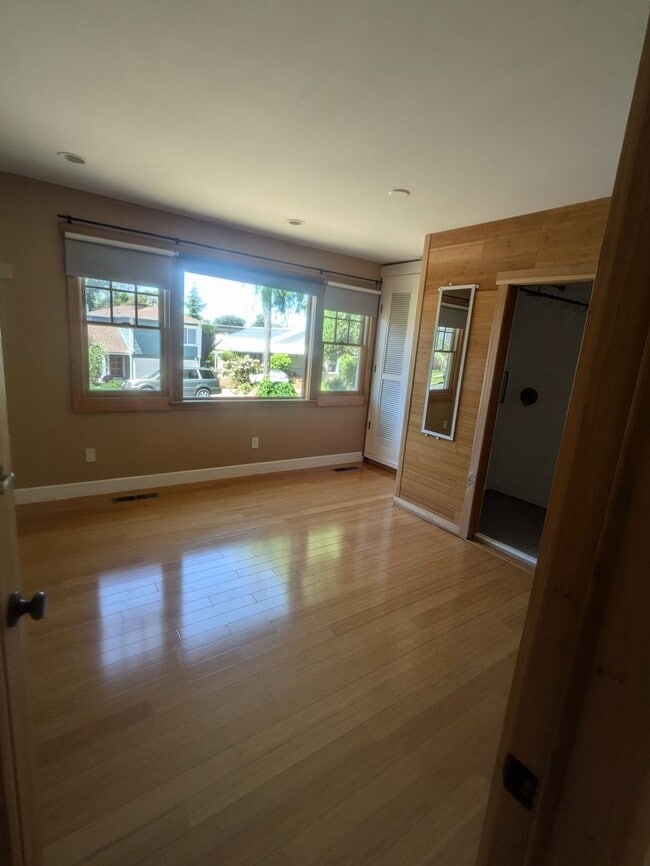 Building Photo - Perfect Entertaining Home!
