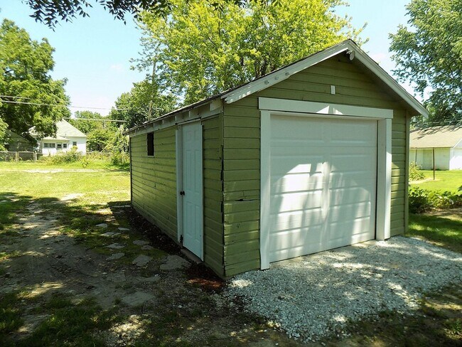Building Photo - 1701 W Thoman St