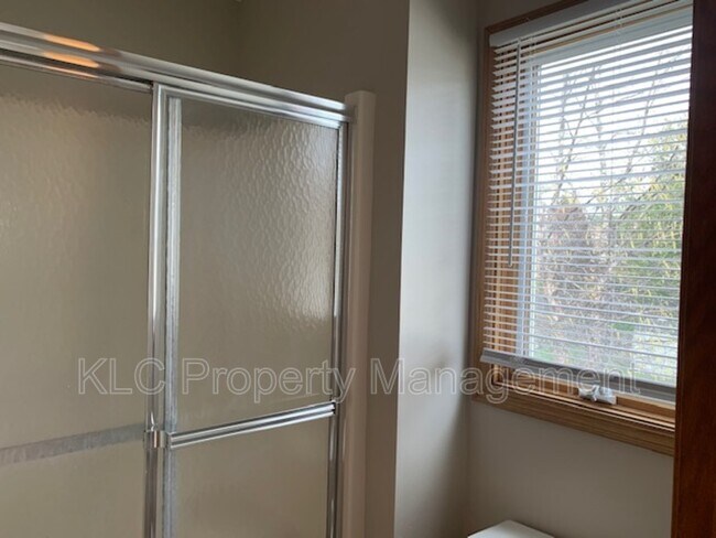 Building Photo - 15417 Ridgeview Dr