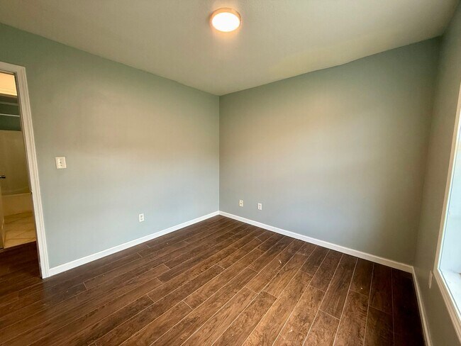 Building Photo - 205 N 18th Ave