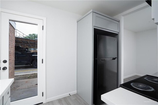 Building Photo - 1107 Shasta Ave W