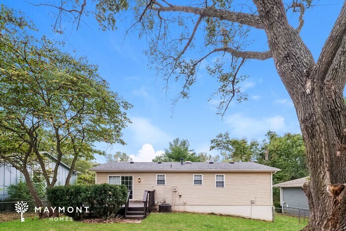 Building Photo - 313 NE Lakeview Dr