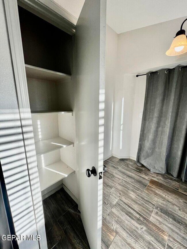 Building Photo - 10148 Red Vly