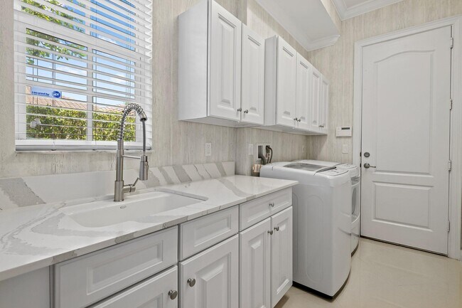 Building Photo - 9980 Edgewater Ct