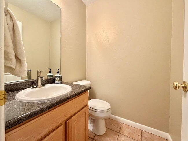 Building Photo - 961 Golden Pheasant Dr