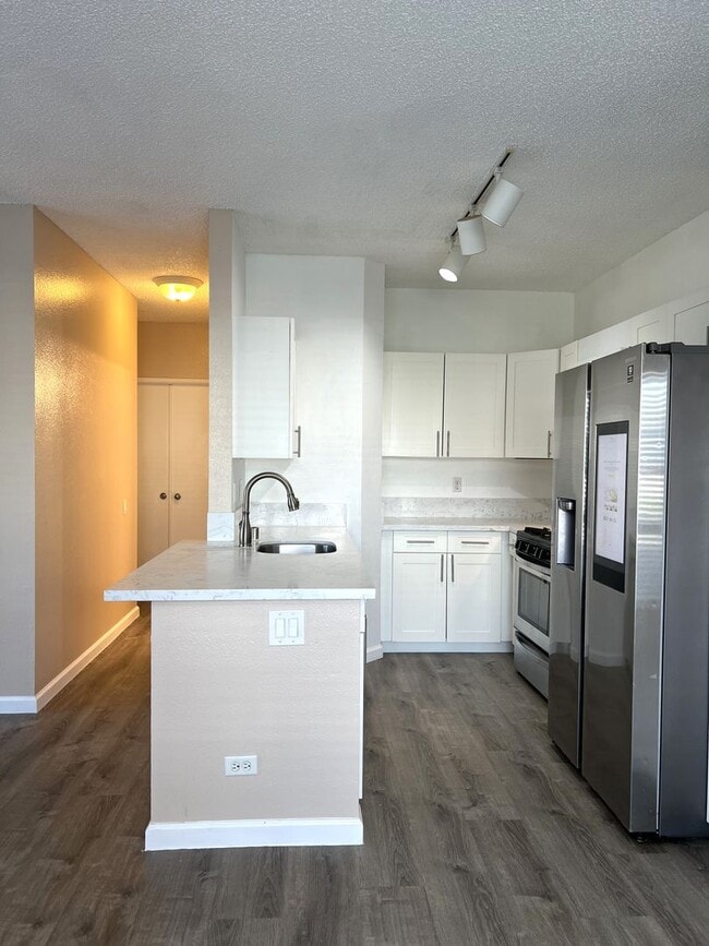 Building Photo - Palm Court 2 bedroom and 2 bathroom ground floor unit with 2 parking