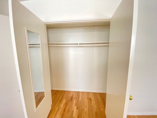 Building Photo - 1 Bed + 1 Bath Second Floor Unit!