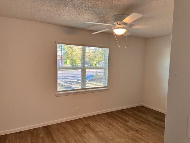 Building Photo - Newly Renovated 3 bedroom 2 bath home with...