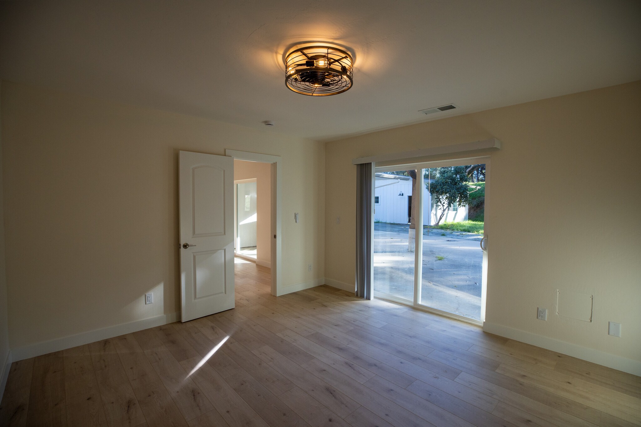 Building Photo - 384 Crazy Horse Canyon Rd