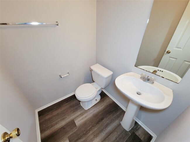 Building Photo - 5746 Roehampton Ct