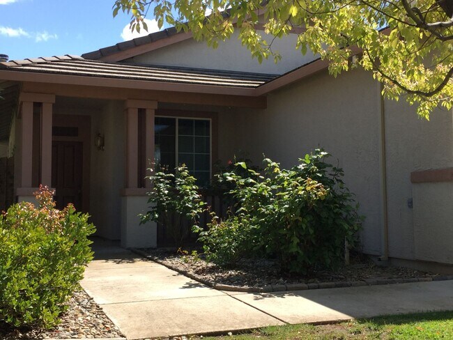 Building Photo - Well Maintained Single Level 4 Bedroom, Fo...
