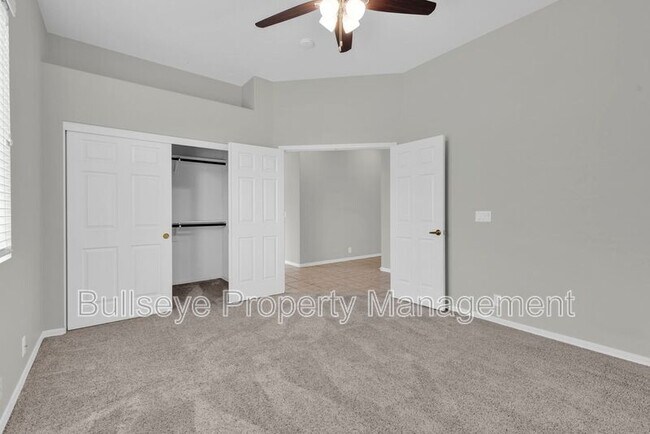 Building Photo - 1550 N Robin Ln