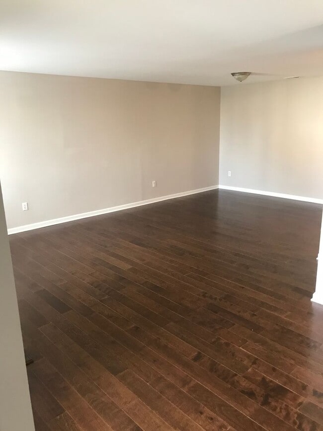 Building Photo - Crestwood 2 bed + Loft Large Condo Availab...