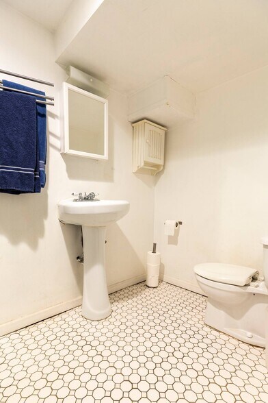 Full Bathroom - 540 S Taylor Ave