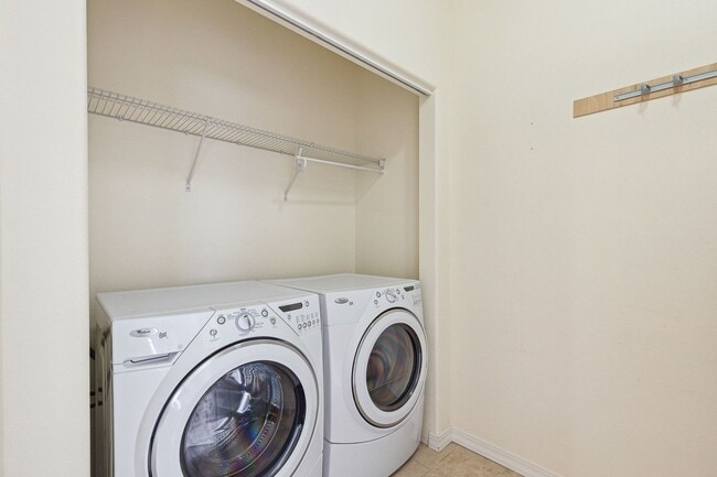 Building Photo - Spacious Sun-filled 3 bed 2.5 Bath Townhouse