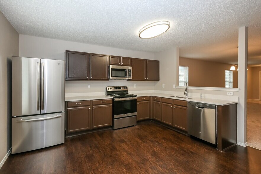 Building Photo - 565 Keble Dr