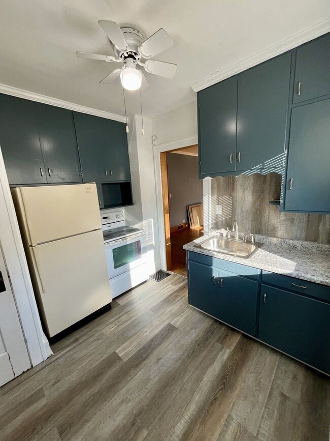 Building Photo - Main St. in Cedar Falls-2bd/1ba House
