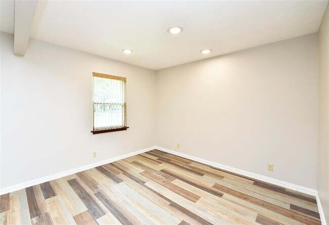 Building Photo - 1811 Laurel Oaks Dr