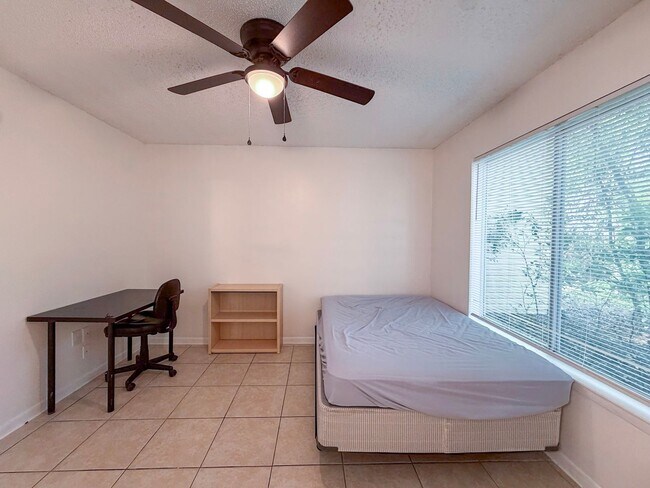 Building Photo - 4BR/4BA Condo off SW 34th Street - available NOW!