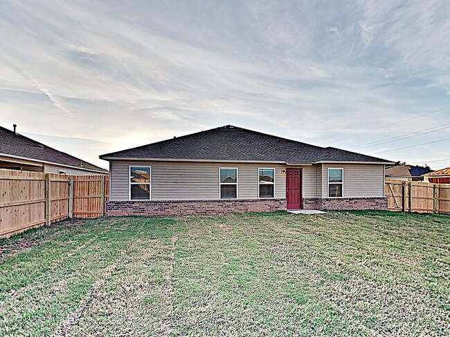 Building Photo - *MOVE IN SPECIAL: 2nd Month's Rent FREE, C...