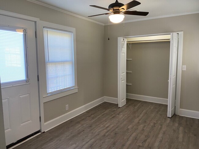 Building Photo - 3 bedroom, 2 bath ranch style home