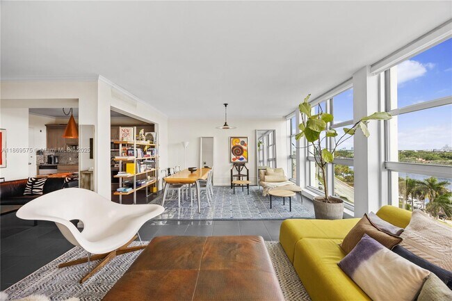 Building Photo - 5055 Collins Ave