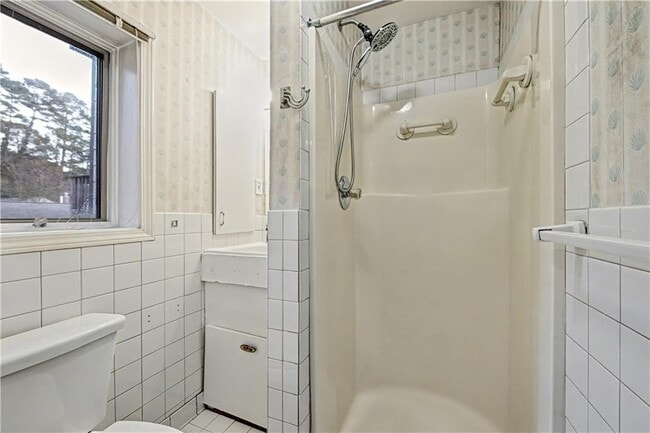 Building Photo - 2008 Shalimar Dr NE