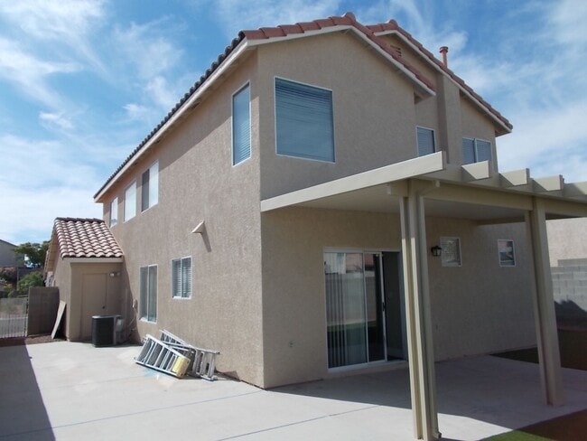 Building Photo - Desirable Move-In Ready Home with Loft, Fireplace & Oversized Garage