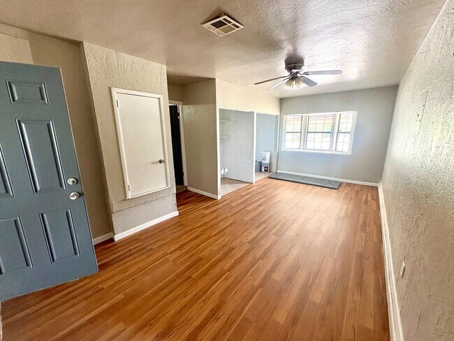 Building Photo - Spacious 4 Bedroom, 2 Bathroom Home with L...