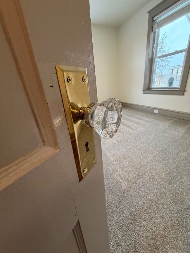 Building Photo - 584 W Main St