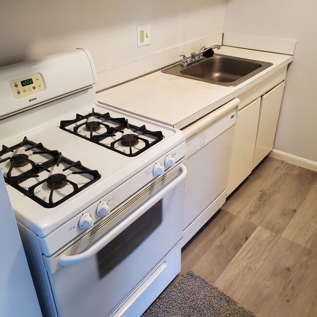 Building Photo - Two Bedroom Apartment Available At Barracks West