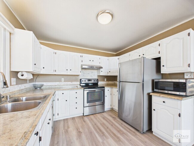 Building Photo - Single Family Home minutes from Los Alamos...