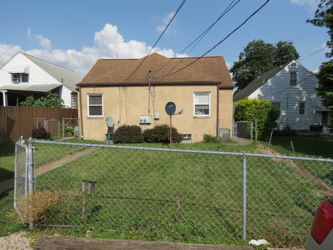 Building Photo - 2741 Thorndale Ave