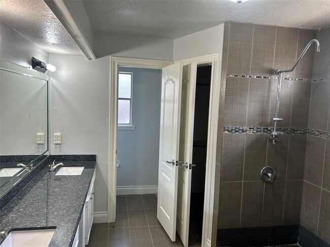 Building Photo - 706 Houghton Rd