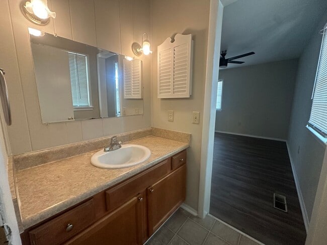 Building Photo - 705 Buena Vista Dr