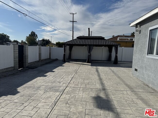 Building Photo - 10745 Saticoy St