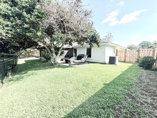 Building Photo - Stylish 4BR Home Minutes from Everything