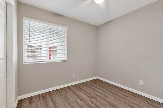 Building Photo - 1812 Buena Vista Dr SE