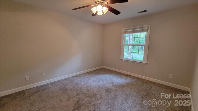Building Photo - 9424 Whitethorn Dr
