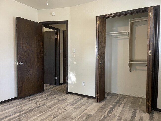 Building Photo - 1420 Oakcrest Ave