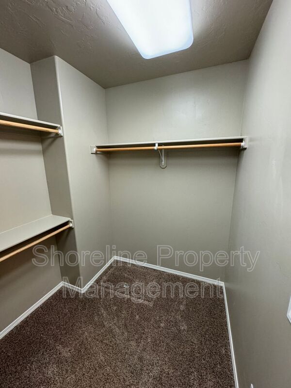 Building Photo - 511 Diamond Lake St