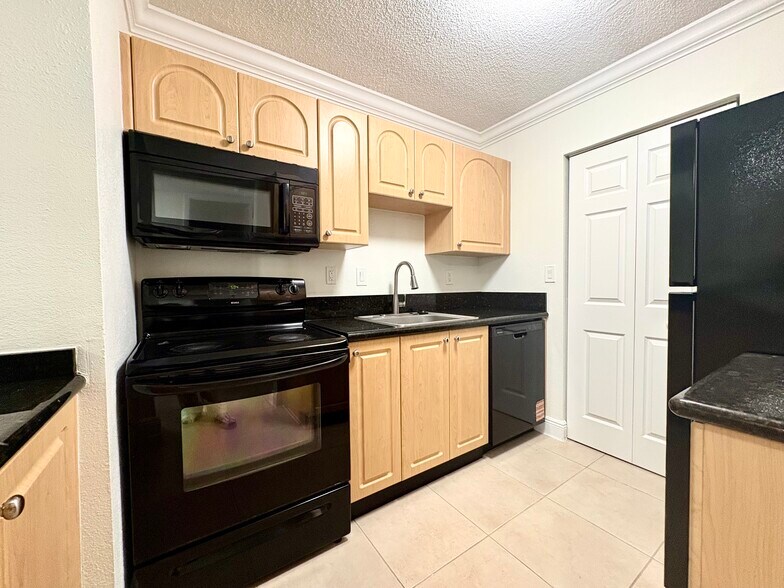 Building Photo - 10755 SW 108th Ave