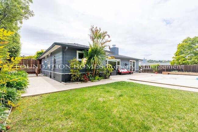 Building Photo - 10 - 22 Month FURNISHED Lease: Bring Indoor/Outdoor Living HOME with this 3bd+/2.5ba plus Pool & ...