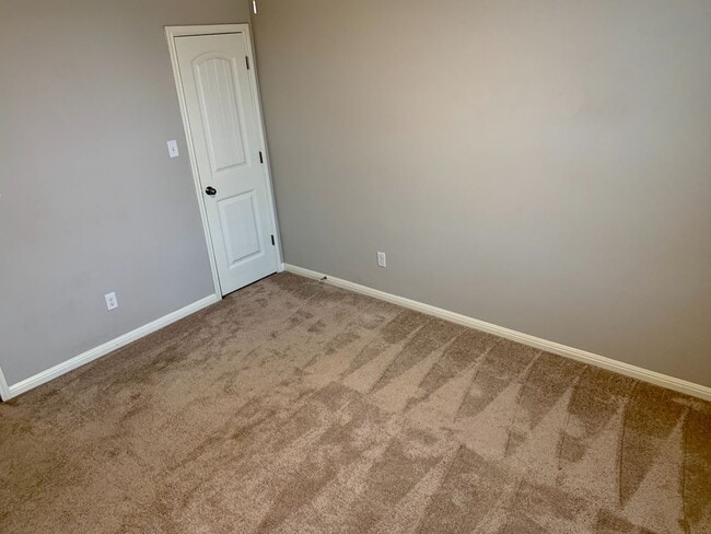 Building Photo - Beautiful 4 bedroom, 2.5 bathroom home in ...