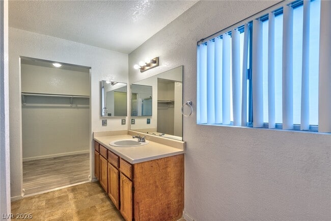 Building Photo - 587 Sellers Pl
