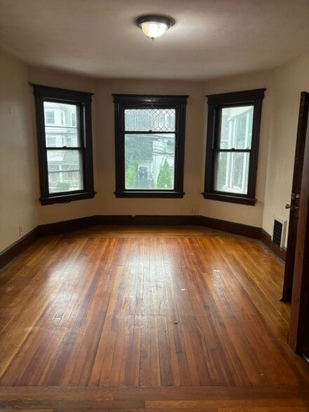 Building Photo - 474 Stanley St