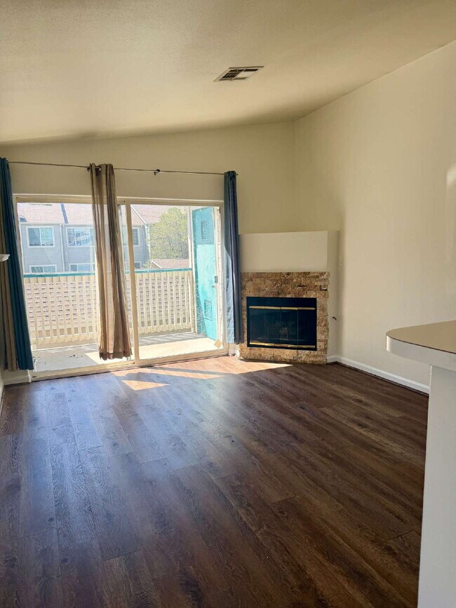 Building Photo - YOU WON'T WANT TO MISS OUT ON THIS CONDO!! 2 bed/ 2 bath Condo in Highlands Ranch!    MOVE IN SPE...